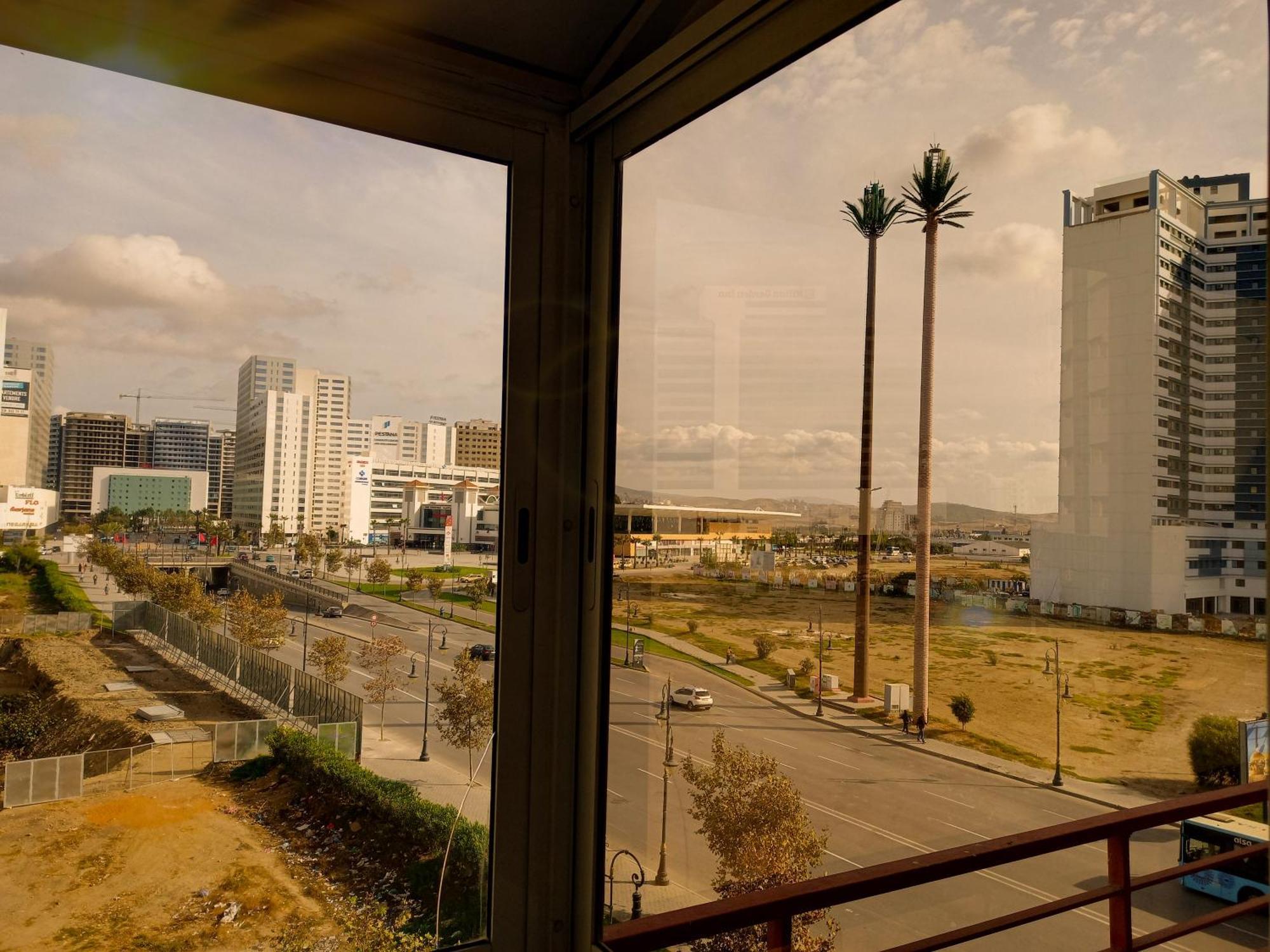 Moderne Appartement Au Plein Centre-Ville En Face Hilton & La Gare De Train Tgv Avec Climatisation Tangier Exterior photo